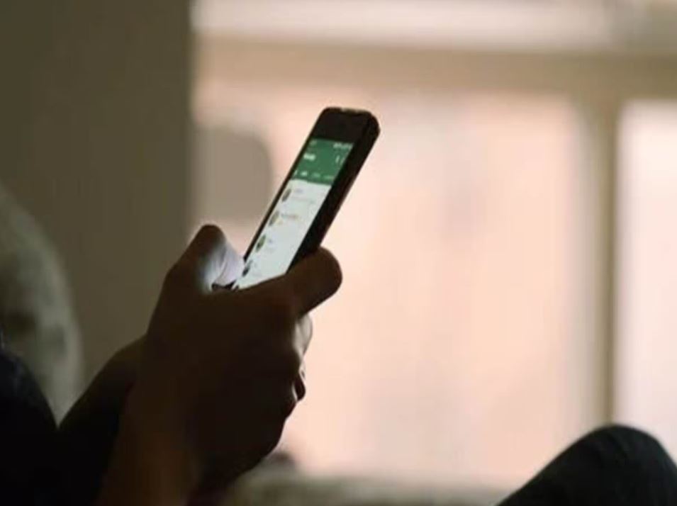 पड़ोसन से वीडियो कॉल न मिलने पर युवक ने की आत्महत्या: गंभीर मामला