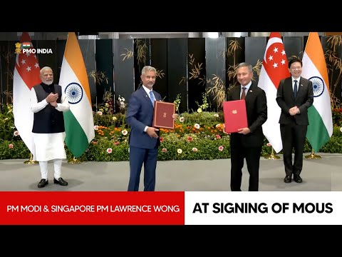 एमओयू पर हस्ताक्षर करते समय प्रधान मंत्री नरेंद्र मोदी और सिंगापुर के प्रधान मंत्री लॉरेंस वोंग