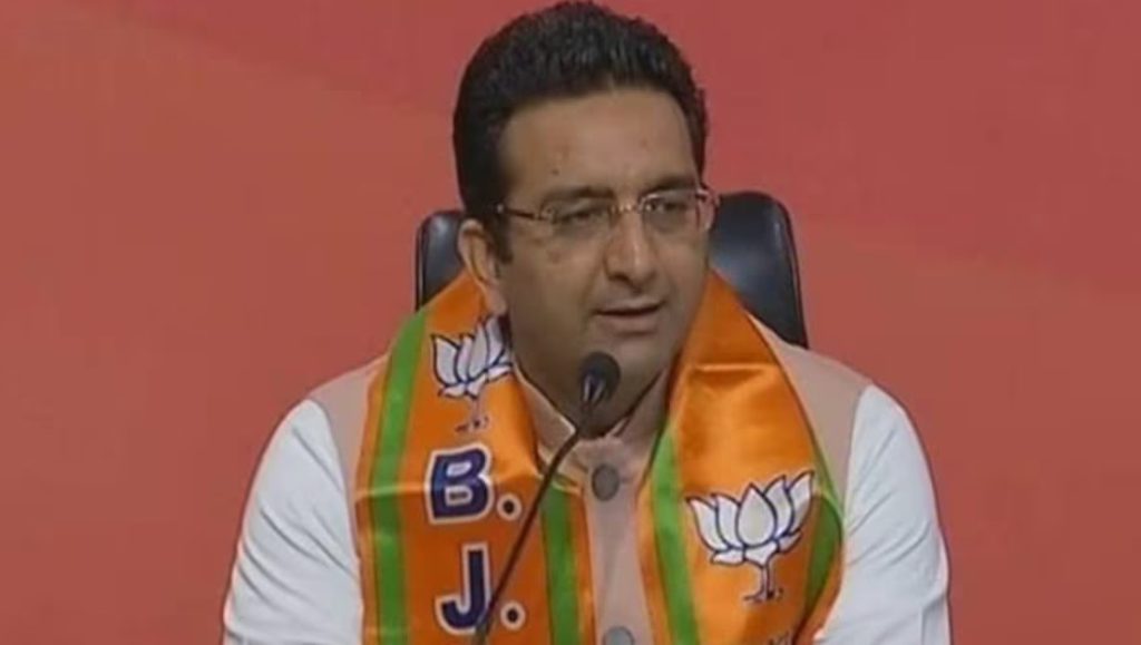 सुप्रीम कोर्ट ने अरविंद केजरीवाल को सशर्त जमानत दी, पासपोर्ट जब्त और विदेश यात्रा पर रोक