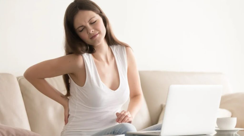 कमर दर्द से कराहने वाली हर महिला के लिए असरदार हैं ये घरेलू उपाय, दवा से ज्यादा करते हैं असर