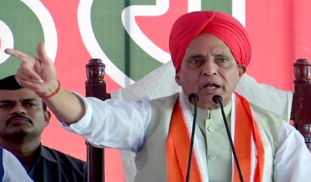 ‘लगता है मुहब्बत की दुकान चलाते-चलाते झूठ की दुकान खोलकर बैठ गए हैं’, राहुल गांधी के बयानों पर राजनाथ का तंज