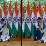 नवदीप सिंह के सामने जमीन पर बैठे पीएम मोदी, गोल्ड मेडलिस्ट ने पहनाई कैप