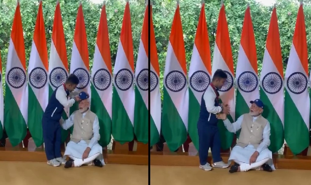 नवदीप सिंह के सामने जमीन पर बैठे पीएम मोदी, गोल्ड मेडलिस्ट ने पहनाई कैप