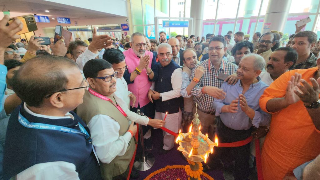 भदोहीः चार दिवसीय कालीन मेले का शुभारंभ केंद्रीय मंत्री गिरिराज सिंह ने किया