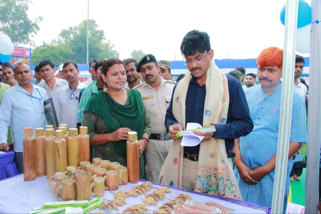 गया के गांधी मैदान में आयोजित 12 दिवसीय खादी सह उद्यमी मेला का डीएम गया ने किया उद्घाटन