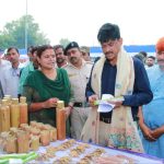 गया के गांधी मैदान में आयोजित 12 दिवसीय खादी सह उद्यमी मेला का डीएम गया ने किया उद्घाटन