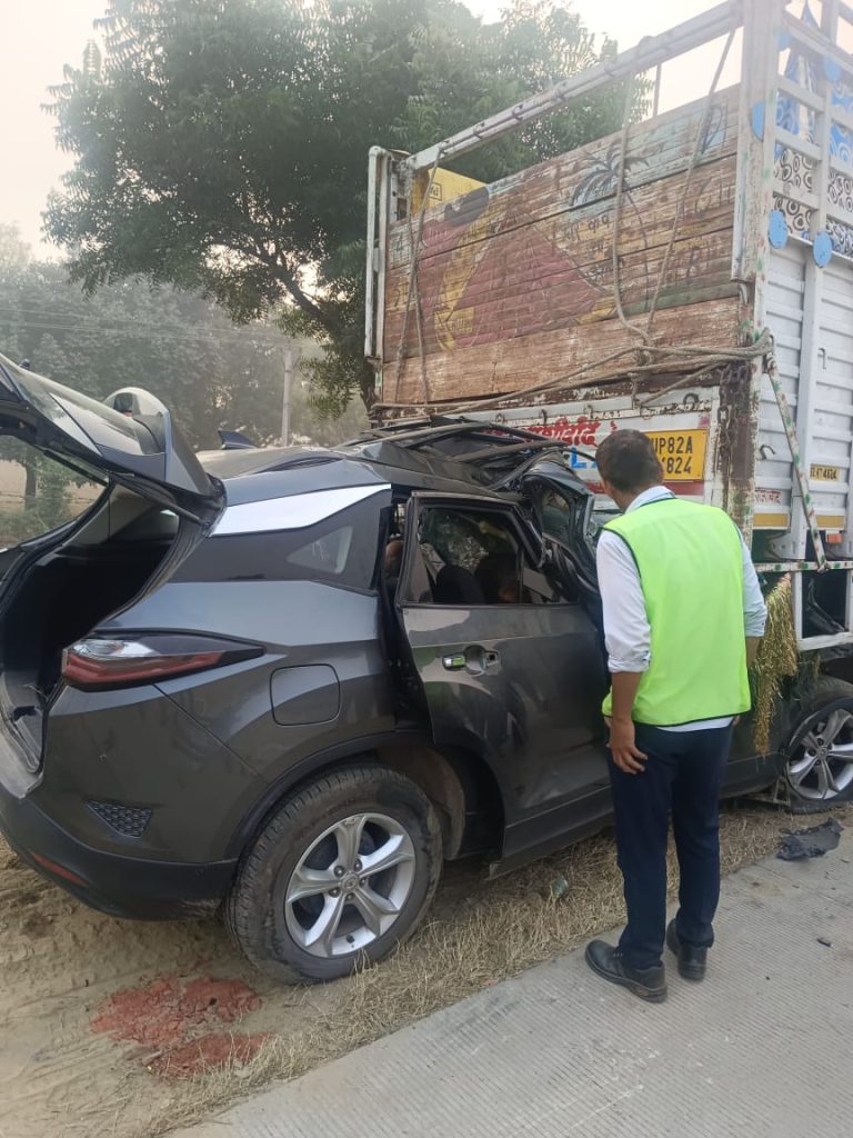 यमुना एक्सप्रेसवे पर ट्रक में घुसी तेज रफ्तार कार, दो लोगों की मौत