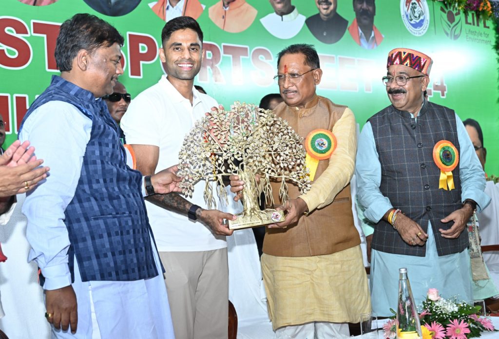 मुख्यमंत्री ने T20 क्रिकेट टीम के कप्तान सूर्य कुमार यादव का किया सम्मान