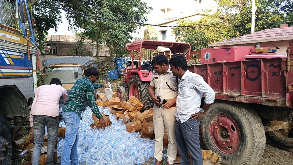 मद्य-निषेध के द्वारा हजारों लिटर पकड़े गये शराब का विनष्टिकरण किया गया