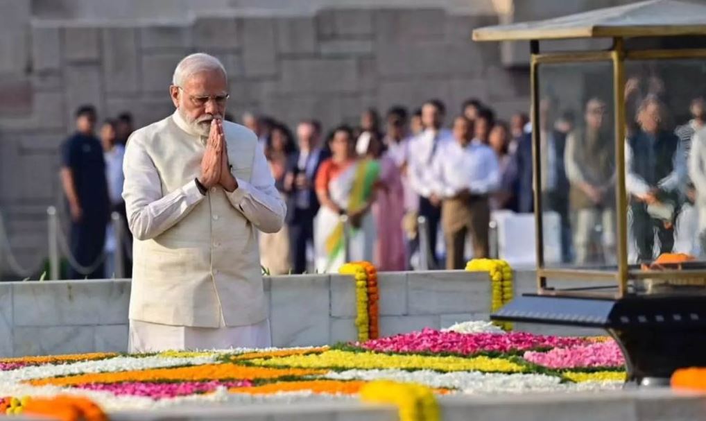 ‘बापू का जीवन लोगों के लिए प्रेरणास्रोत’: महात्मा गांधी की जयंती पर PM मोदी ने दी श्रद्धांजलि, राहुल गांधी समेत कई नेता पहुंचे राजघाट