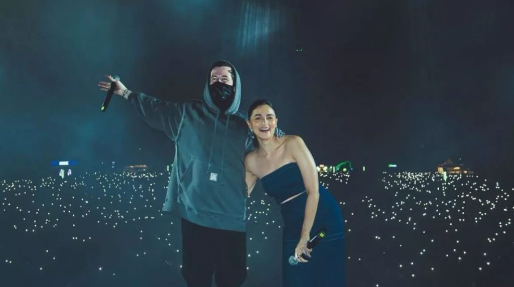 स्टेज पर परफॉर्म कर रहे थे ग्रैमी अवॉर्ड विनर Alan Walker, अचानक Alia Bhatt को देख सरप्राइज हुए फैंस