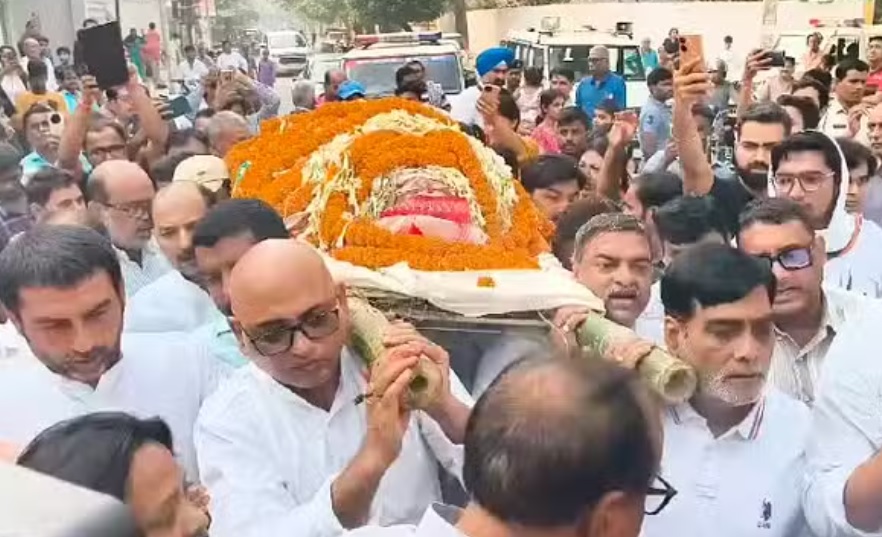 बिहार कोकिला शारदा सिन्हा – अंतिम यात्रा पर बज रहा उनका गाया छठ गीत