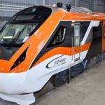 प्रयागराज – वंदे भारत में गए थे बेेटे को छोड़ने, ट्रेन चल दी तो पहुंच गए दिल्ली