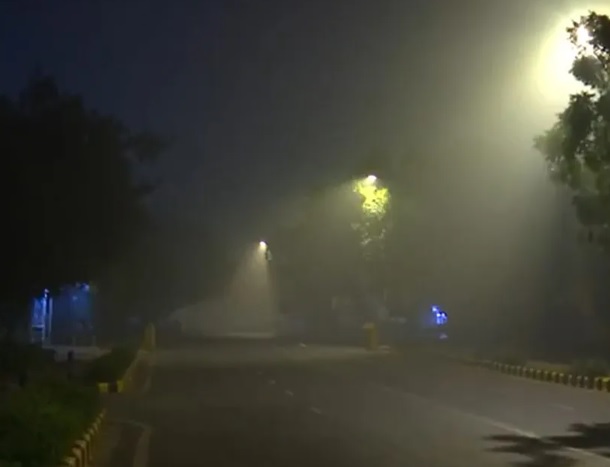 दिल्ली-NCR में ठंड की दस्तक, घने कोहरे और प्रदूषण ने ढका शहर