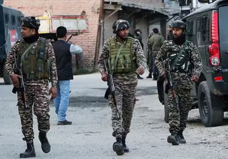 जम्मू कश्मीर – श्रीनगर में आतंकियों से मुठभेड़ जारी, एक आतंकवादी मारा गया