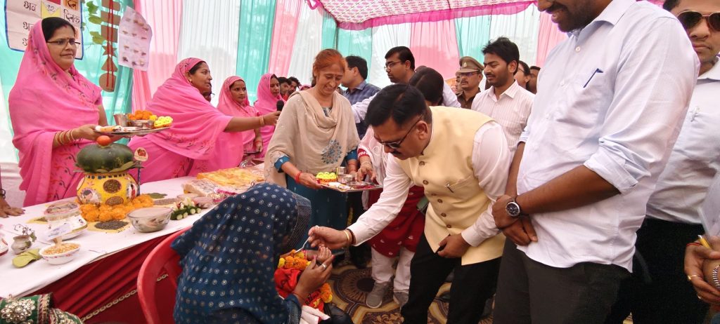 जौनपुर – जिलाधिकारी सहित प्रशासनिक अमला पहुंचा जनता के बीच, दी गई विकास योजनाओ की जानकारी