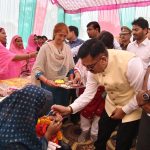 जौनपुर – जिलाधिकारी सहित प्रशासनिक अमला पहुंचा जनता के बीच, दी गई विकास योजनाओ की जानकारी