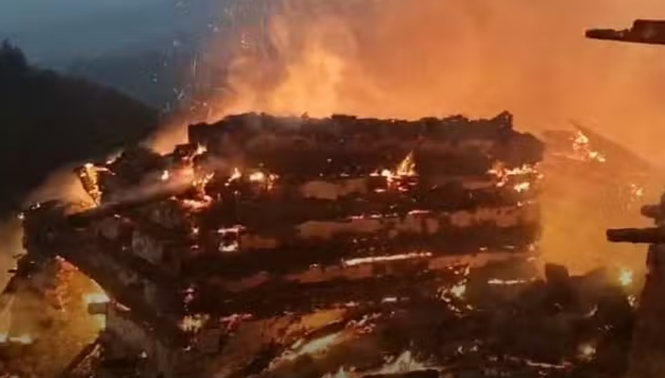 हिमाचल / शिमला – सेरी गांव में लगी भीषण आग… चपेट में आने से कई घर जलकर राख, काबू पाने की कोशिश