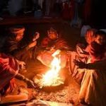 दिल्ली में कड़ाके की ठंड का प्रकोप, शीतलहर से जनजीवन प्रभावित, तापमान 4 डिग्री के नीचे