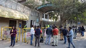 दिल्ली में बम की फर्जी धमकी: 12 वर्षीय छात्र हिरासत में, सुरक्षा पर सवाल