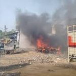 पुरानी खड़ी गाड़ियों के कबाड़ के लगी आग