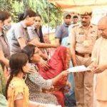गोरखपुर में सीएम योगी ने जनता दर्शन में लोगों की समस्याओं को सुना