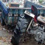 सड़क के गड्‌ढों से पलटा ट्रैक्टर, 4 लोगों की मौत