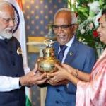 मॉरीशस: पीएम मोदी ने गंगा तलाव में अर्पित किया संगम का पवित्र जल