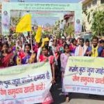 पारंपरिक हथियारों से लैस होकर पारसनाथ में जुड़े देशभर के आदिवासी