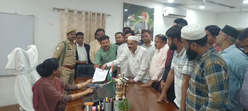 अमरोहा में निजी स्कूलों के खिलाफ प्रदर्शन