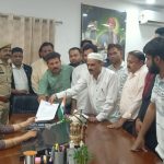 अमरोहा में निजी स्कूलों के खिलाफ प्रदर्शन