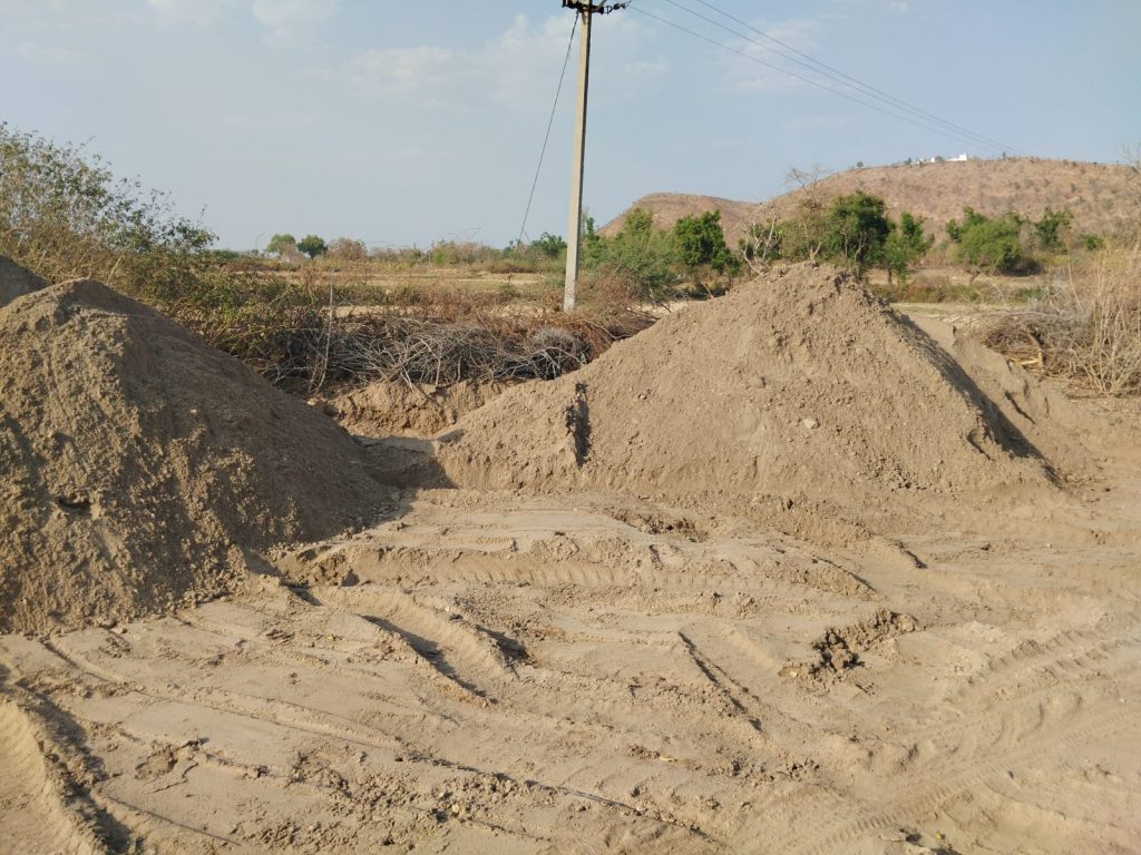 पुलिस ने पकड़ा अवैध बजरी का स्टॉक