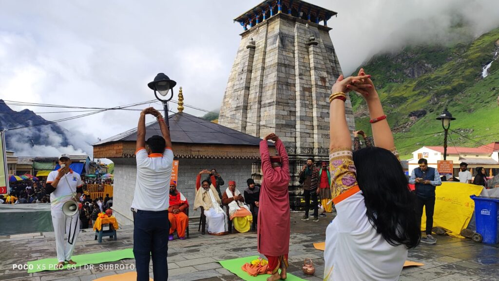 केदारनाथ में योग दिवस पर श्रद्धा का सैलाब