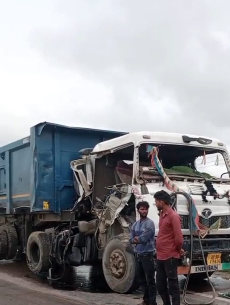 प्रयागराज में तेज रफ्तार बस और ट्रक के बीच जोरदार टक्कर