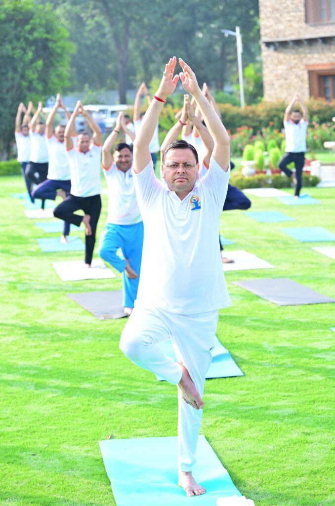 मुख्यमंत्री आवास में योगाभ्यास