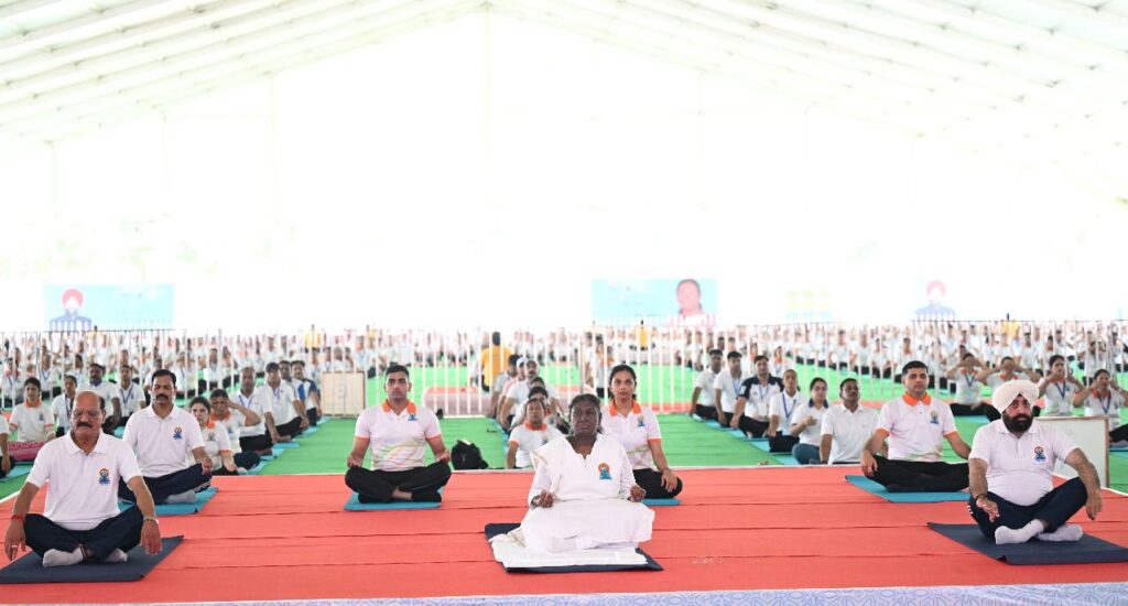 राष्ट्रपति द्रौपदी मुर्मू ने किया 11वें अंतरराष्ट्रीय योग दिवस का शुभारंभ