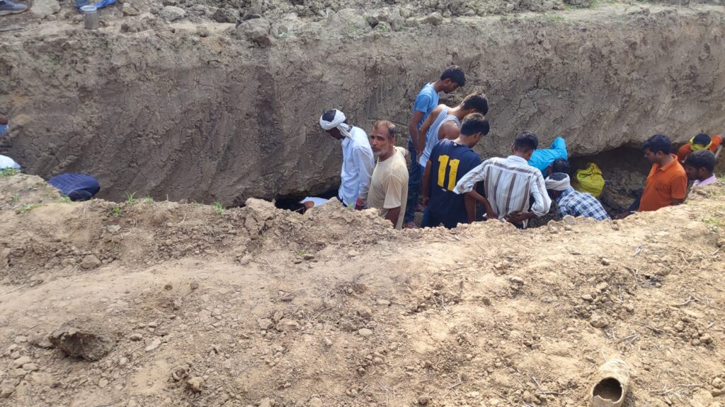 आगराः फतेहपुर सीकरी में चंबल पाइपलाइन खुदाई हादसे में चार की मौत, ग्राम प्रधान ने मुआवजे की मांग की