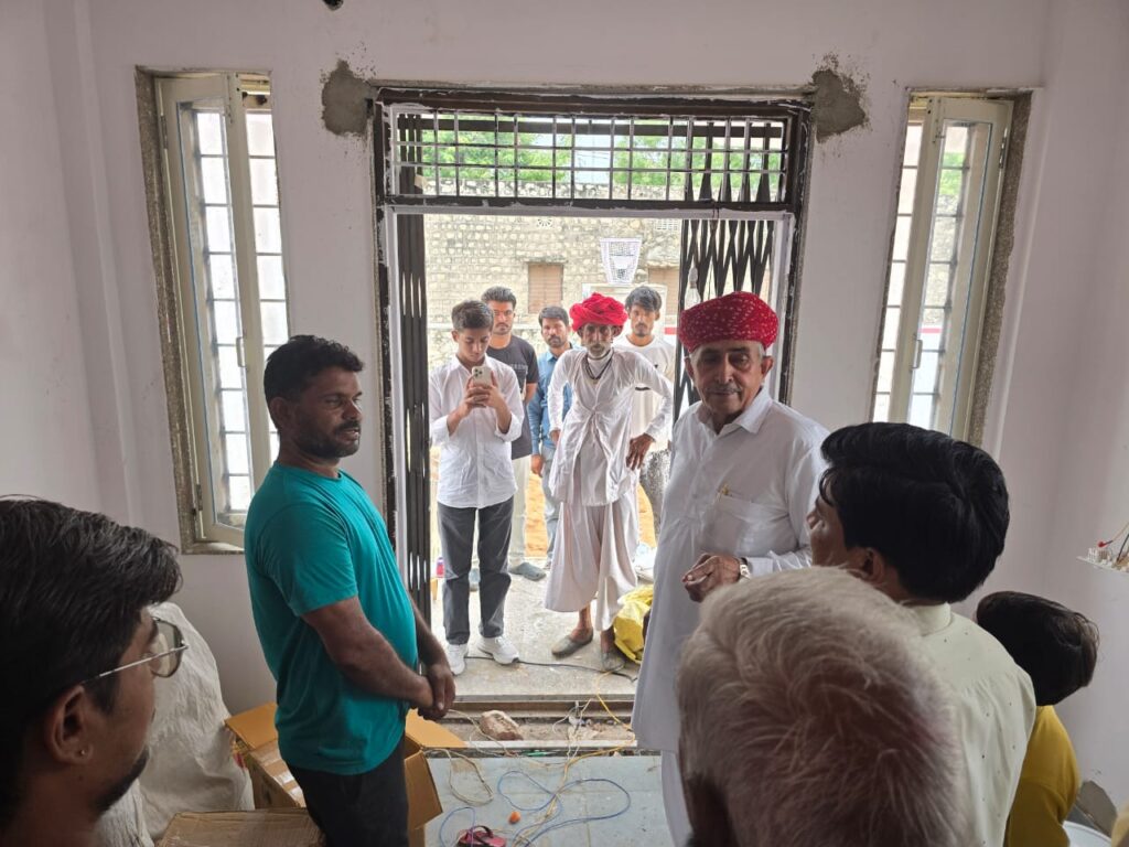 सासंद लुंबाराम ने नवनिर्मित भवन का किया निरीक्षण