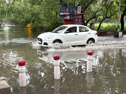 दिल्ली में 2 मई 2025: भारी बारिश और आंधी से जनजीवन अस्त-व्यस्त, 4 की मौत, 100 से अधिक उड़ानें प्रभावित