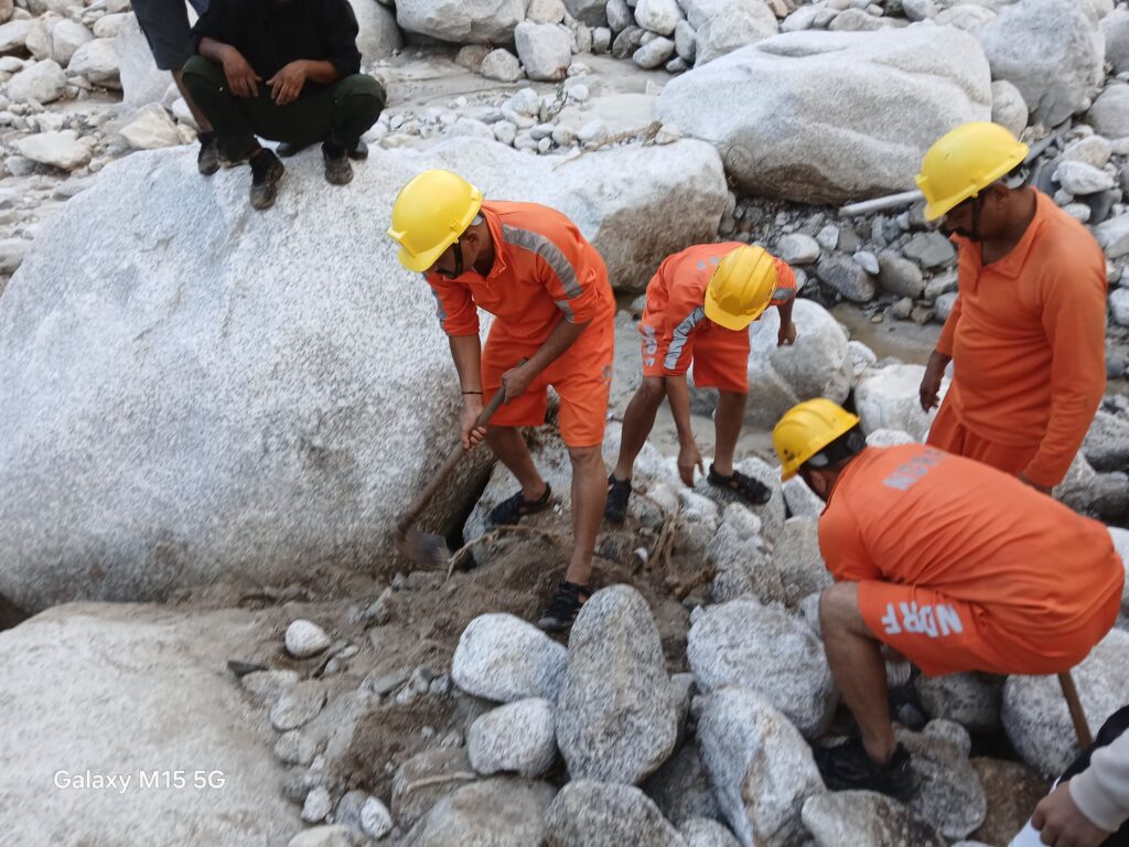 आपदा प्रभावित पियाला डेजी गांव तक पहुंचा बचाव दल, 65 लोगों को सुरक्षित निकाला- उपायुक्त