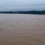 वाराणसी: तेजी से बढ़ रहा गंगा नदी का जलस्तर, घाटों की सीढ़ियां जलमग्न