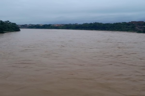 वाराणसी: तेजी से बढ़ रहा गंगा नदी का जलस्तर, घाटों की सीढ़ियां जलमग्न