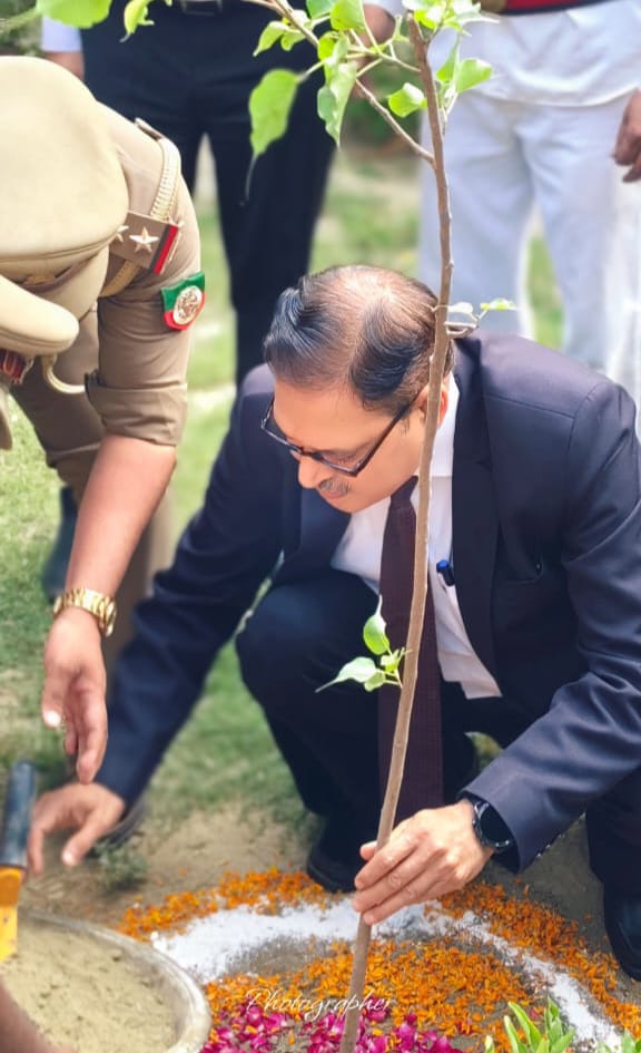 राष्ट्रीय मध्यस्थता अभियान की बैठक के बाद पौधारोपण