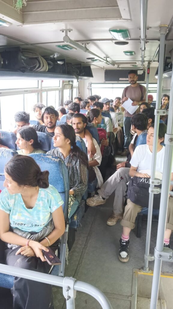 मंडी प्रशासन की त्वरित कार्रवाई: थुनाग कॉलेज के 92 छात्र सुरक्षित घर पहुंचे