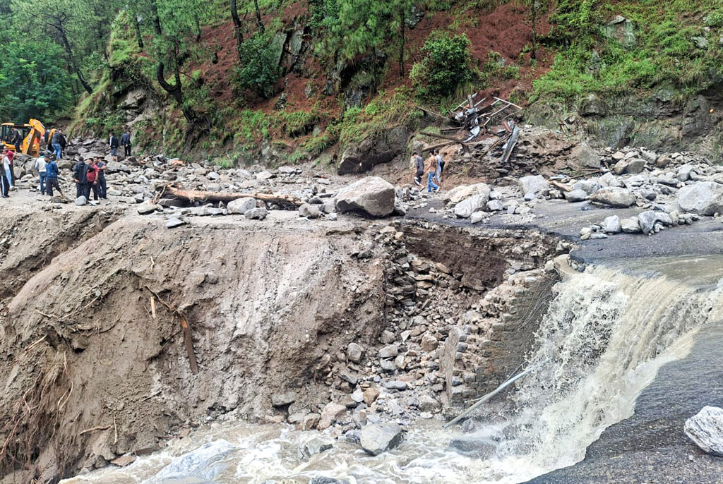 : हिमाचल: मंडी में बादल फटने से आई आपदा, 50 लोग लापता