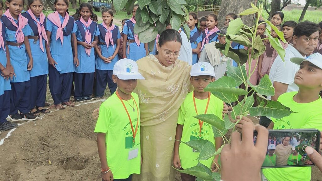 जिला बेसिक शिक्षा अधिकारी ने किया वृक्षारोपण, बच्चों को दिया पर्यावरण बचाने का संदेश