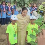 जिला बेसिक शिक्षा अधिकारी ने किया वृक्षारोपण, बच्चों को दिया पर्यावरण बचाने का संदेश