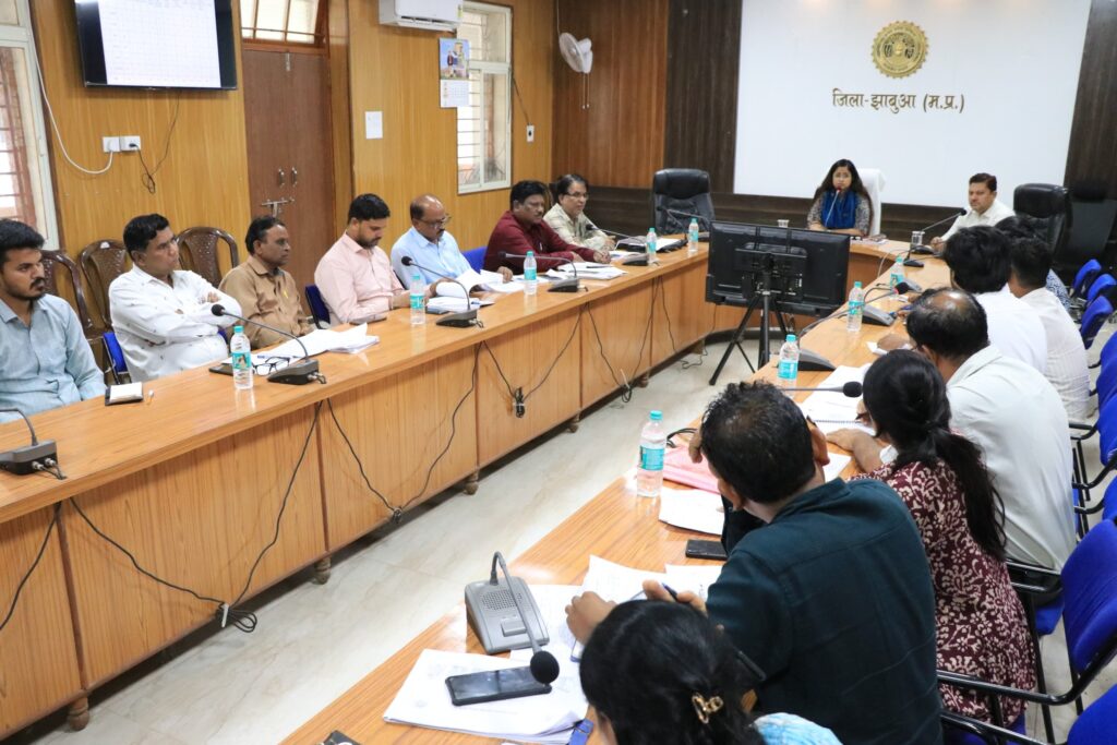 झाबुआ- कलेक्टर द्वारा जल जीवन मिशन अंतर्गत स्वीकृत योजनाओं की समीक्षा बैठक की गई आयोजित
