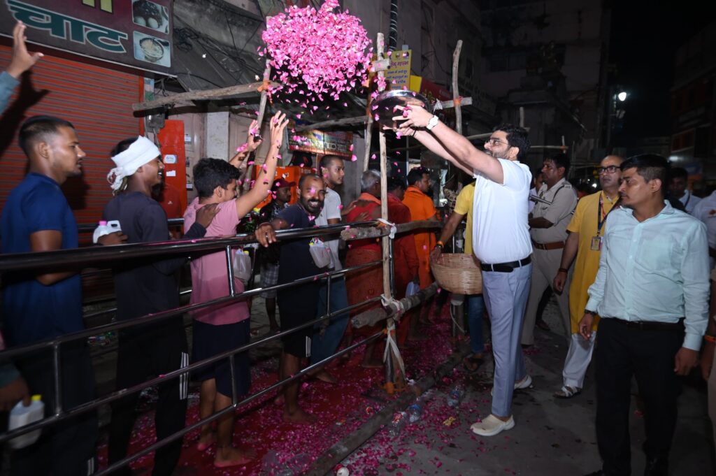 काशी विश्वनाथ धाम में श्रावण के द्वितीय सोमवार को श्रद्धालुओं का पुष्पवर्षा से भव्य स्वागत