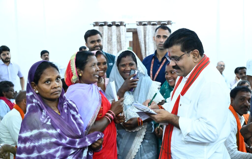 वनांचल रेंगाखार में रात्रि विश्राम के बाद उपमुख्यमंत्री श्री विजय शर्मा ने सर्किट हाउस में सुनी जनसमस्याएँ, कई मांगों का किया मौके पर निराकरण